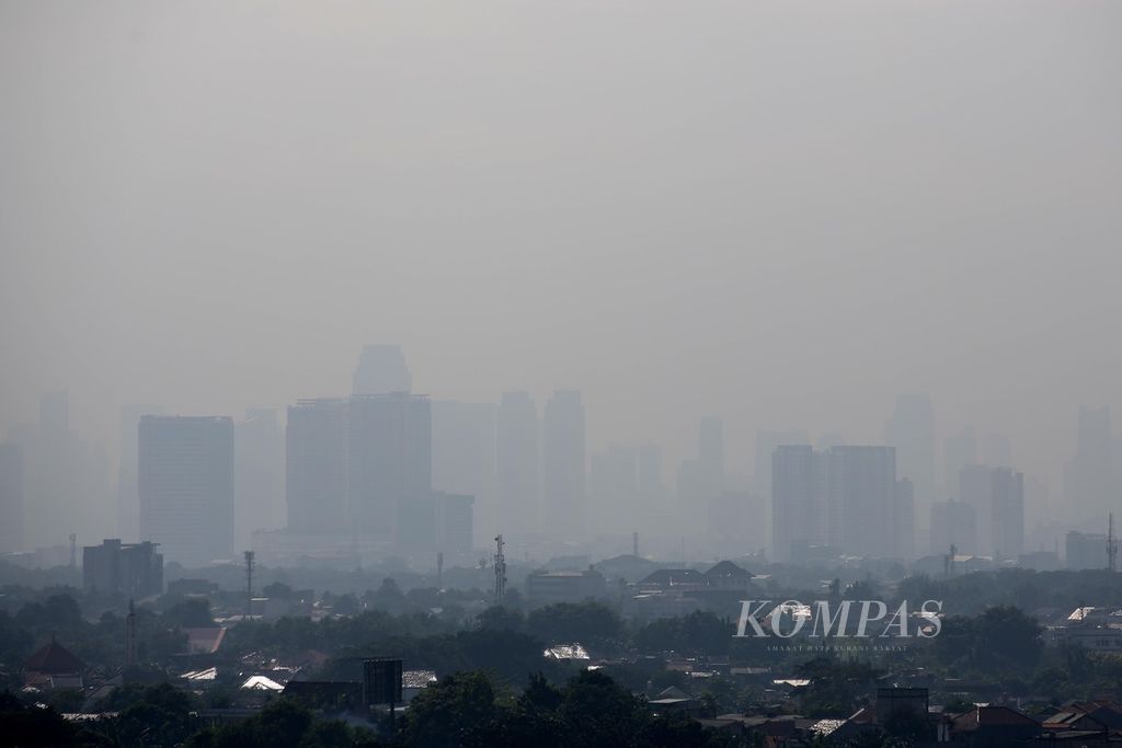 Pemandangan gedung-gedung bertingkat yang diselimuti kabut polusi udara di kawasan Jakarta, Jumat (5/7/2024). Menurut data AirVisual, situs penyedia peta polusi daring harian kota-kota besar di dunia, pada Kamis (4/7/2024) pukul 10.00, nilai Indeks Kualitas Udara (AQI) Kota Jakarta adalah 135 atau tidak sehat bagi kelompok sensitif.