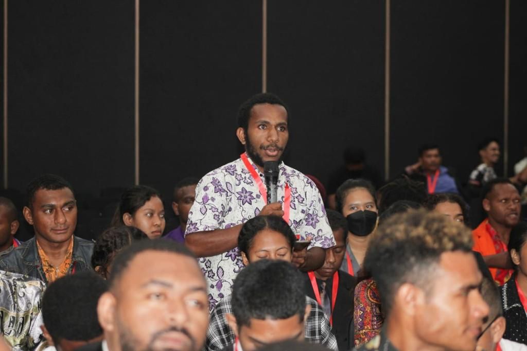 Peserta berbicara dalam pembukaan kegiatan simulasi tata sidang Perserikatan Bangsa-Bangsa di Jayapura, Papua, Kamis (4/5/2023). Kegiatan ini diselenggarakan organisasi Papua Youth Model United Nations.