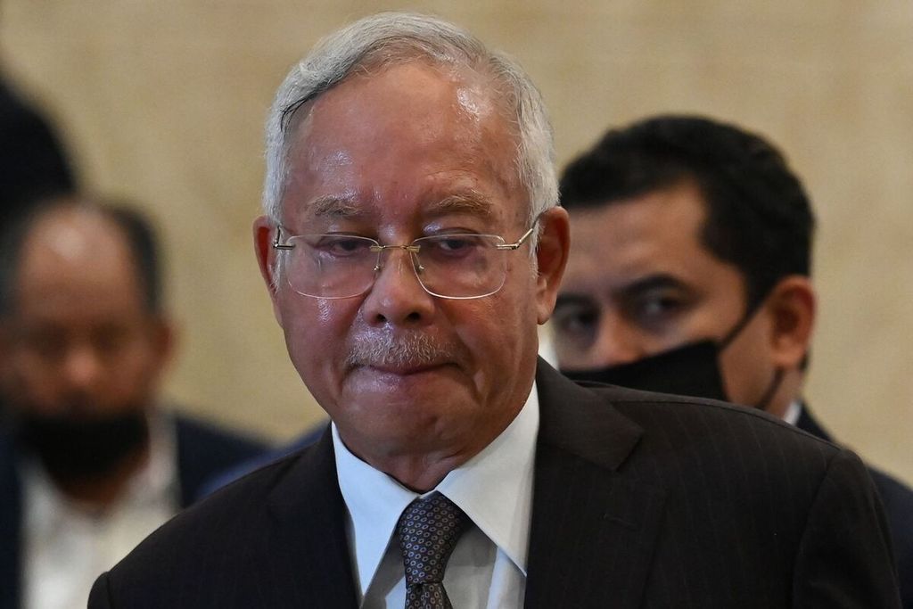 Mantan Perdana Menteri Malaysia Najib Razak menghadiri konferensi pers di pengadilan federal di Putrajaya, Malaysia, 18 Agustus 2022. 