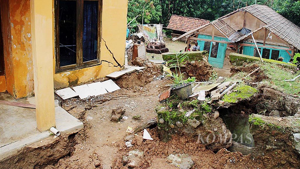 Tanah bergerak dan ambles sedalam 1 meter terjadi   di Desa Dermasuci, Kecamatan Pangkah, Kabupaten Tegal, Jawa Tengah, Senin (30/1). Akibat bencana  itu, 74 rumah rusak dan 350 warga terdampak bencana itu. 