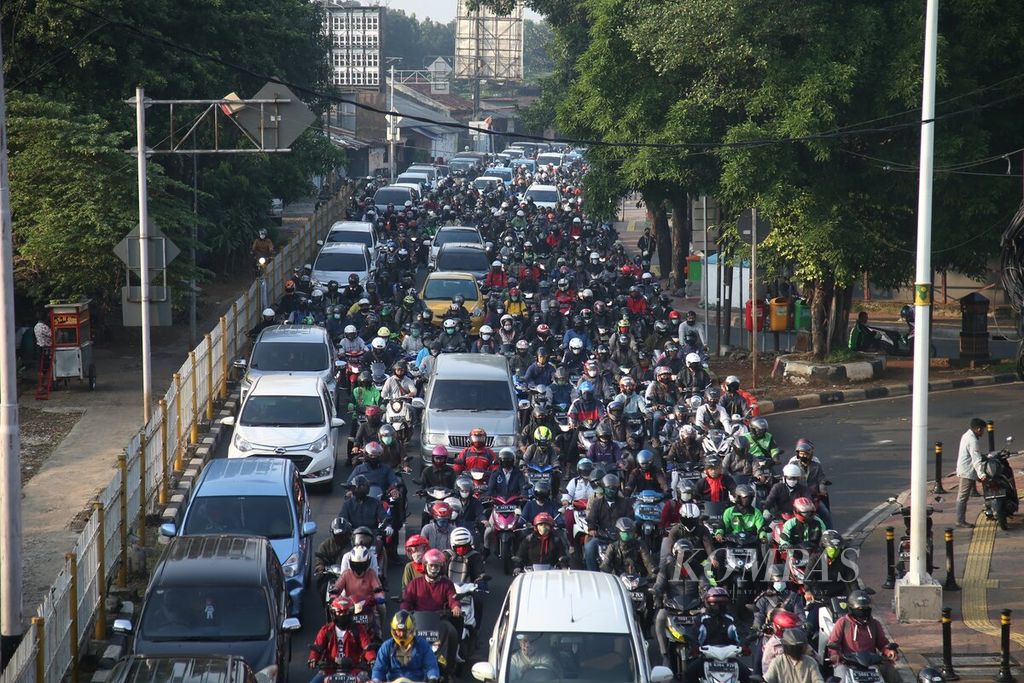Kepadatan lalu lintas di Jalan Raya Lenteng Agung, Jakarta Selatan, Senin (8/6/2020). Potret kemacetan di Ibu Kota mulai terlihat pada hari pertama pembatasan sosial berskala besar (PSBB) masa transisi. 