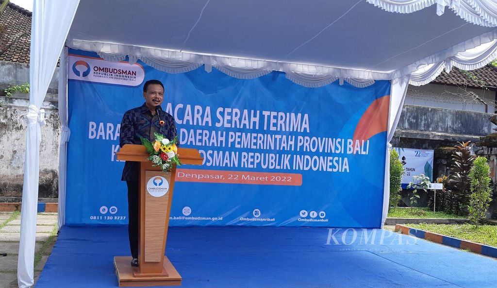 Sekretaris Daerah Provinsi Bali Dewa Made Indra memberikan sambutan dalam acara serah terima barang milik daerah kepada Ombudsman RI di Kantor Perwakilan Ombudsman RI Provinsi Bali, Kota Denpasar, Selasa (22/3/2022).