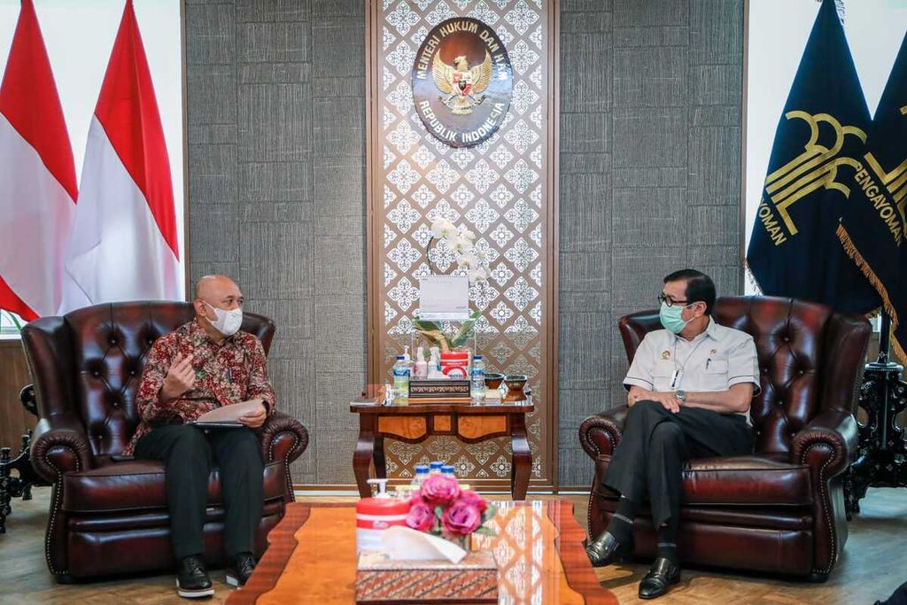 Menteri Koperasi dan UKM Teten Masduki (kiri) yang didampingi sejumlah pejabat Kementerian Koperasi dan UKM beraudiensi dengan Menteri Hukum dan HAM Yasonna Laoly (kanan) di Kantor Kementerian Hukum dan HAM, Jakarta, Senin (11/4/2022).