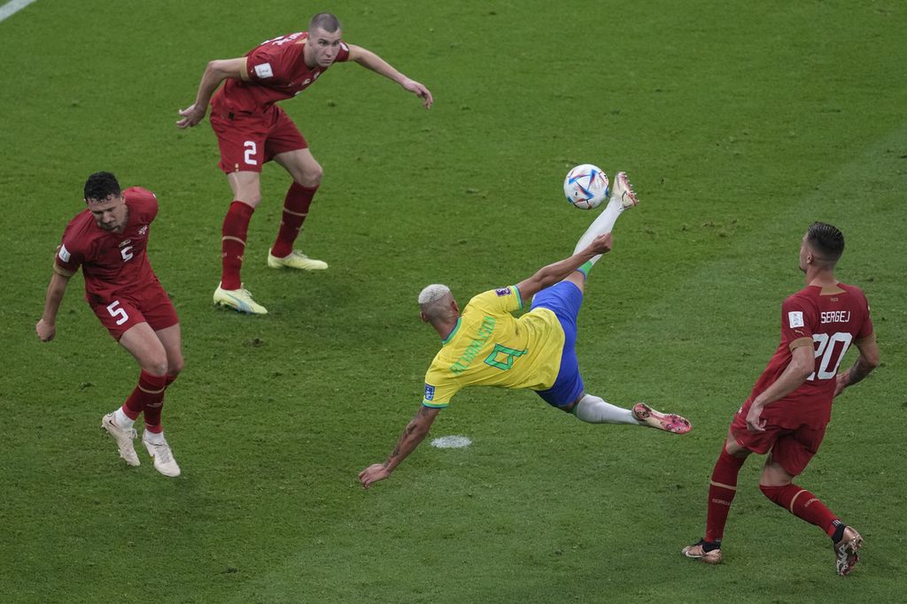 Pemain timnas Brasil, Richarlison (tengah), saat mencetak gol kedua Brasil dengan tendangan akrobatik ke gawang Serbia pada laga penyisihan Grup G Piala Dunia Qatar 2022 di Stadion Lusail Iconic pada Jumat (25/11/2022) dini hari WIB. Richarlison menyumbang sepasang gol untuk mengantar Brasil menang 2-0.