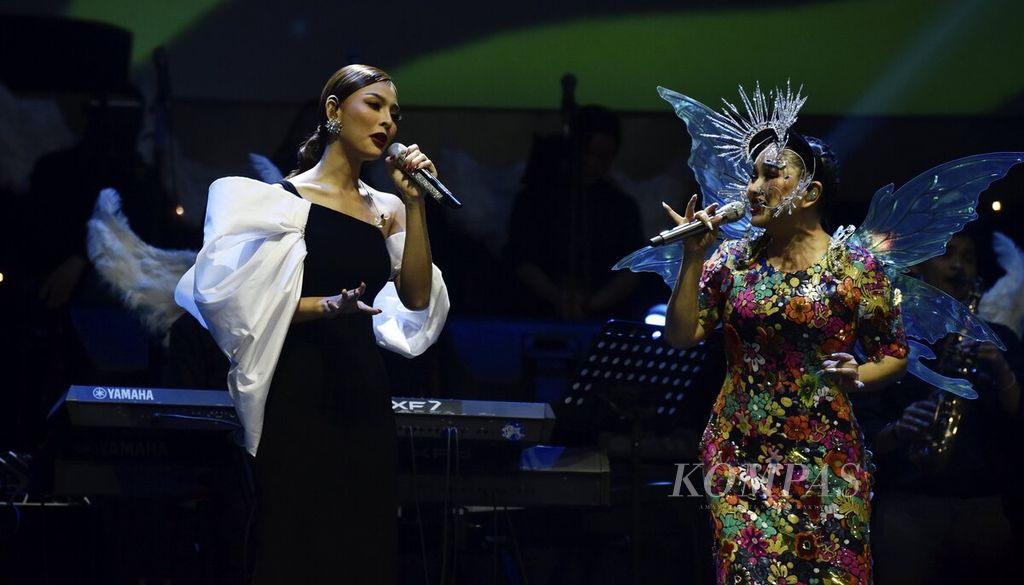 Penyanyi Titi DJ berduet dengan Andina dalam konser bertajuk Intimate Moment with Titi DJ di Balai Sarbini, Jakarta, Jumat (15/9/2023).