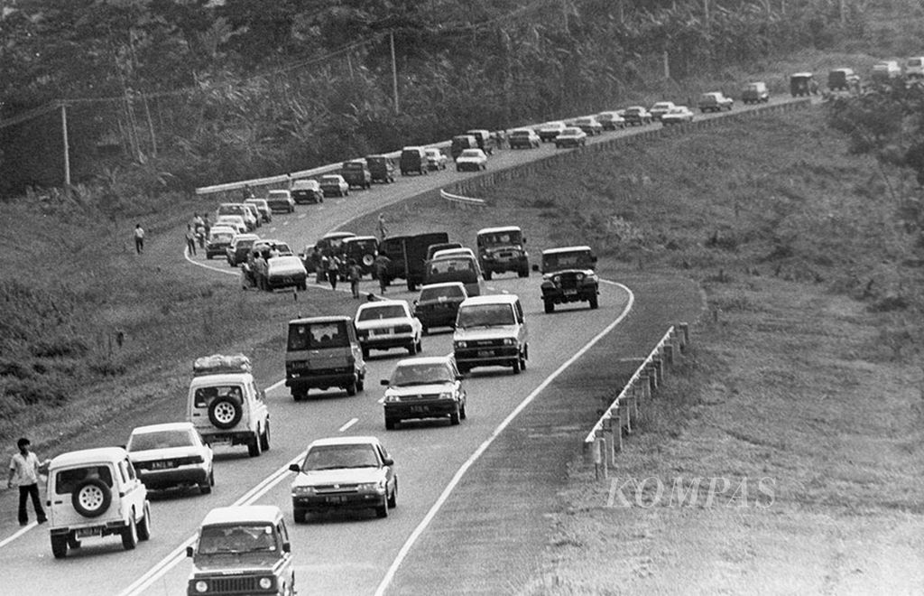 Kemacetan sudah mendera Puncak sejak berpuluh tahun silam seperti terlihat dari foto lalu lintas di kawasan Gadog yang menuju jalur Puncak, Bogor, Jawa Barat, Jumat (1/1/1988). 