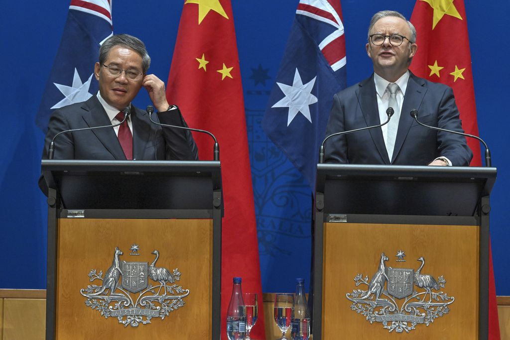 Perdana Menteri China, Li Qiang, dan mitranya, PM Australia  Anthony Albanese saat berbicara di Gedung Parlemen Australia di Canberra pada Senin (17/6/2024). 