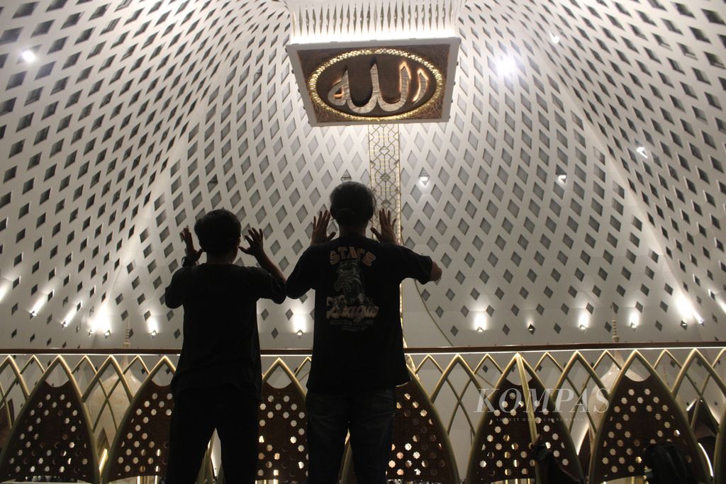 Several residents performed the Isya prayer before the first Tarawih prayer of 1445 Hijriah at Al Jabbar Grand Mosque in Bandung, West Java, on Monday (11/3/2024).
