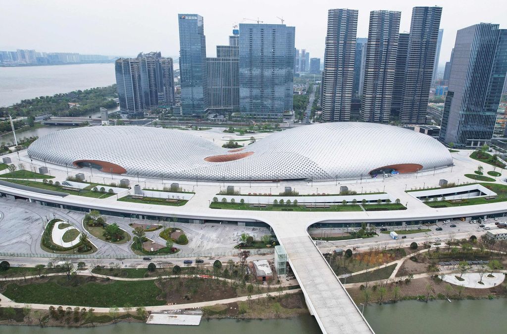 Foto udara tanggal 1 April 2022 memperlihatkan arena senam di Hangzhou, sebelah timur Provinsi Zhejiang, China, yang akan digunakan untuk pertandingan cabang senam pada Asian Games 2022. 