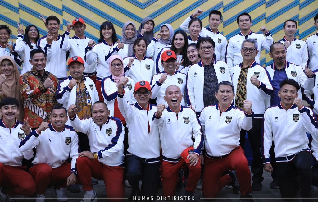 Acara pelepasan kontingen Indonesia ke pesta olahraga mahasiswa sedunia atau Universiade, Selasa (27/7/2023), di Jakarta. Universiade diselenggarakan di Chengdu, China dari 28 Juli 2023-8 Agustus 2023.