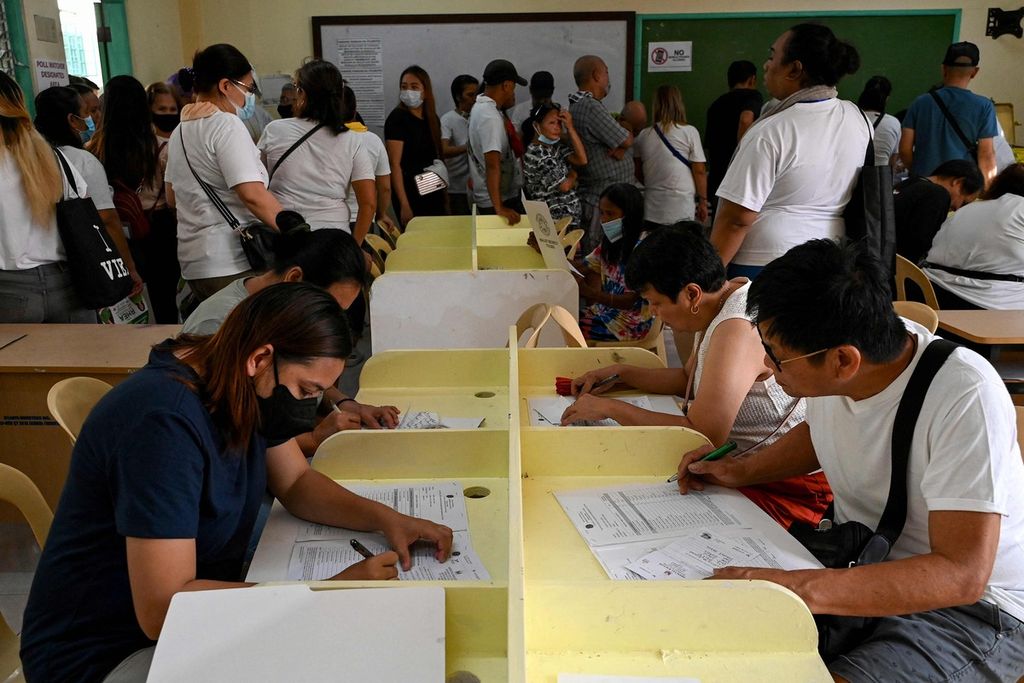 Warga memberikan suara untuk pemilu lokal di sebuah tempat pemungutan suara di Manila, Filipina, Senin (30/10/2023).