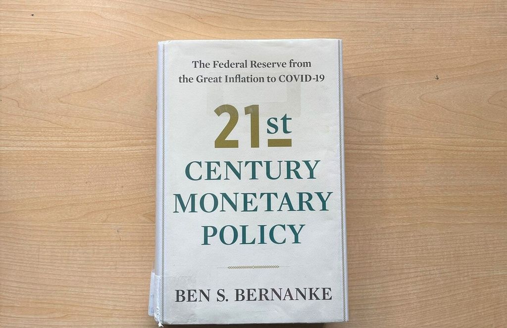 Buku <i>21st Century Monetary Policy: </i><i>The Federal Reserve from the Great Inflation to Covid-19</i><i> oleh Ben S Bernanke.</i>
