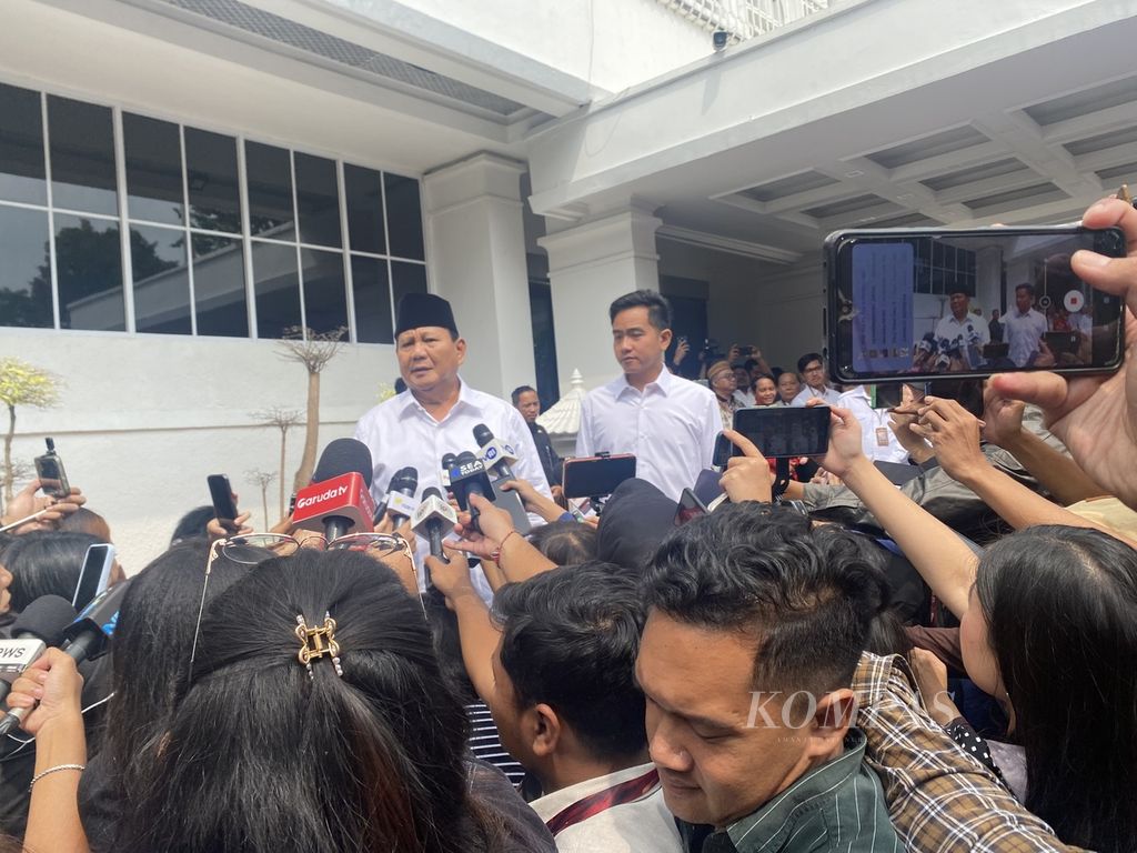 The selected presidential and vice presidential candidates, Prabowo Subianto and Gibran Rakabuming Raka, arrived at the General Election Commission Building in Central Jakarta on Wednesday (24/4/2024) at 9:50 am local time. Prabowo-Gibran will receive their appointment as president and vice president-elect from the KPU.
