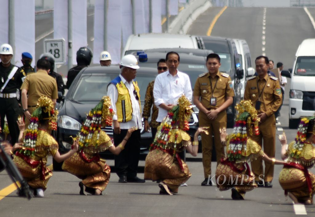 Presiden Joko Widodo disambut sebelum meresmikan Jalan Tol Indralaya-Prabumulih di kawasan Indralaya, Kabupaten Ogan Ilir, Sumatera Selatan, Kamis (26/10/2023). 