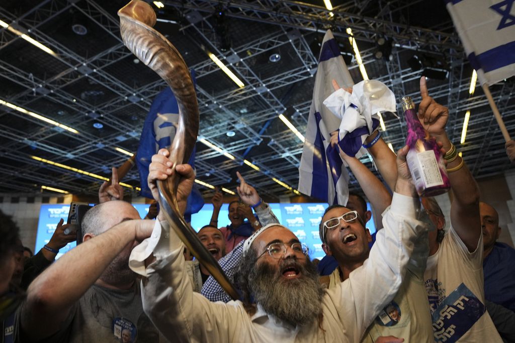 Sejumlah pendukung Benjamin Netanyahu dan Partai Likud bergembira melihat hasil jajak pendapat memperlihatkan keunggulan partai ini di Pemilu Israel, Selasa (1/11/2022).  