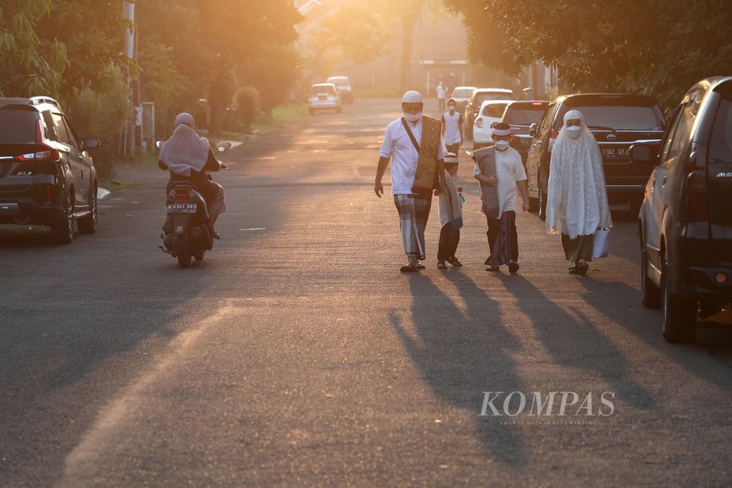 Umat Islam berjalan menuju tanah lapang untuk shalat Idul Adha di Lapangan Blok O, Nusa Loka BSD City, Tangerang Selatan, Banten, Sabtu (9/7/2022). Sebagian umat Islam melaksanakan shalat Id pada Sabtu (9/7/2022) dan sebagian yang lain baru akan melaksanakan pada Minggu (10/7/2022). 