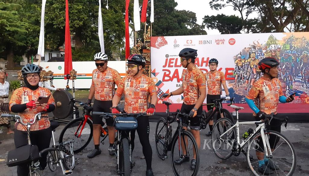 Jelajah Bike menggelar kegiatan tur wisata sepeda bertajuk Jelajah Bali Bike” selama dua hari di Bali, mulai Sabtu (18/6/2022). Pesepeda peserta Jelajah Bali Bike 2022 bersiap untuk dilepas dari Sanur, Kota Denpasar, Sabtu (18/6/2022).