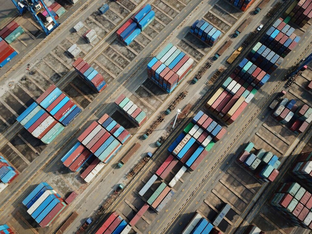Foto dari udara ini memperlihatkan tumpukan kontainer yang akan diekspor di pelabuhan di Lianyungang, Provinsi Jiangsu, China timur, 7 Maret 2021. 