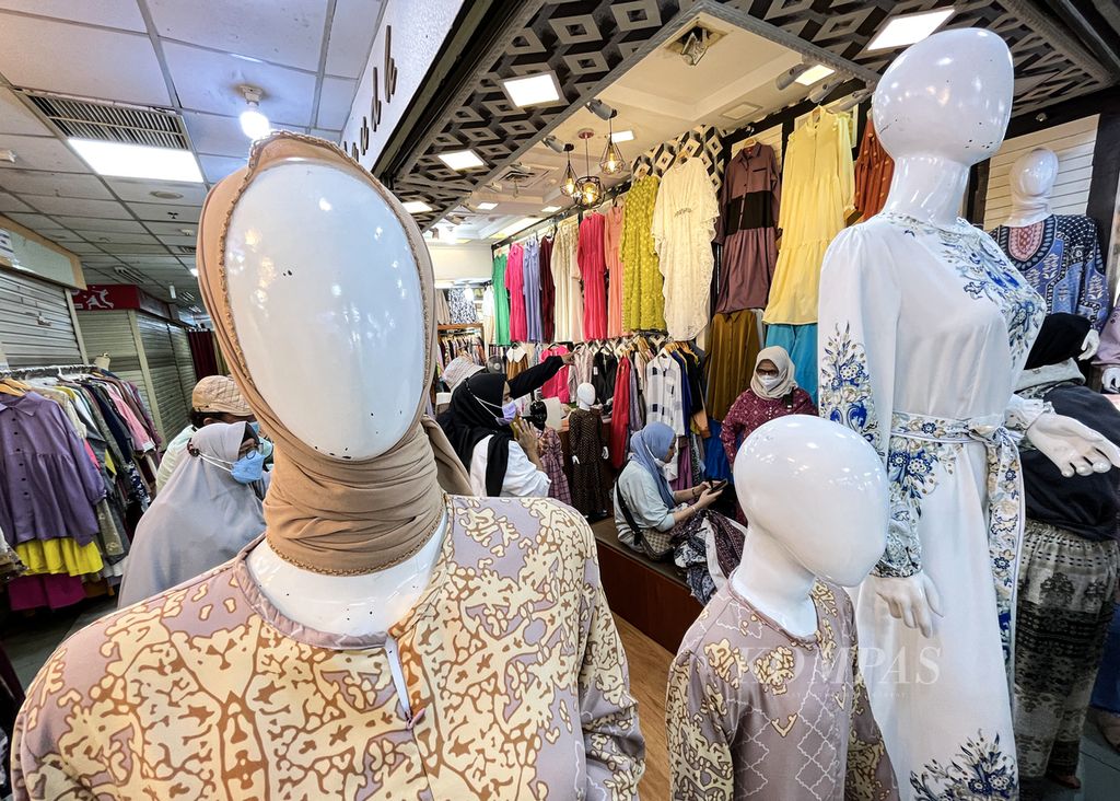 Pengunjung melihat pakaian muslim yang ditawarkan di salah satu gerai di pusat perbelanjaan Thamrin City, Jakarta Pusat, Sabtu (9/4/2022). 