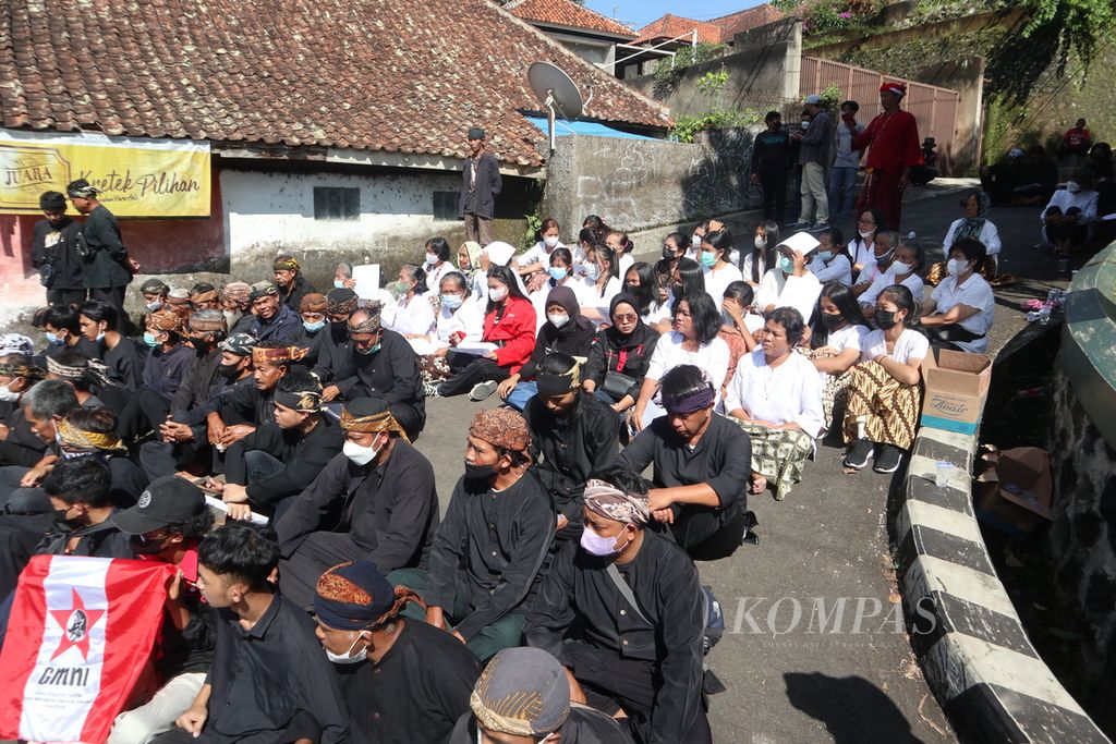 Masyarakat Adat Karuhun Urang Sunda Wiwitan bersama sejumlah organisasi menggelar aksi penolakan pencocokan dan sita eksekusi tanah di Blok Mayasih, Kelurahan Cigugur, Kabupaten Kuningan, Jawa Barat, Rabu (18/5/2022). Rencana eksekusi dinilai melemahkan posisi masyarakat adat.