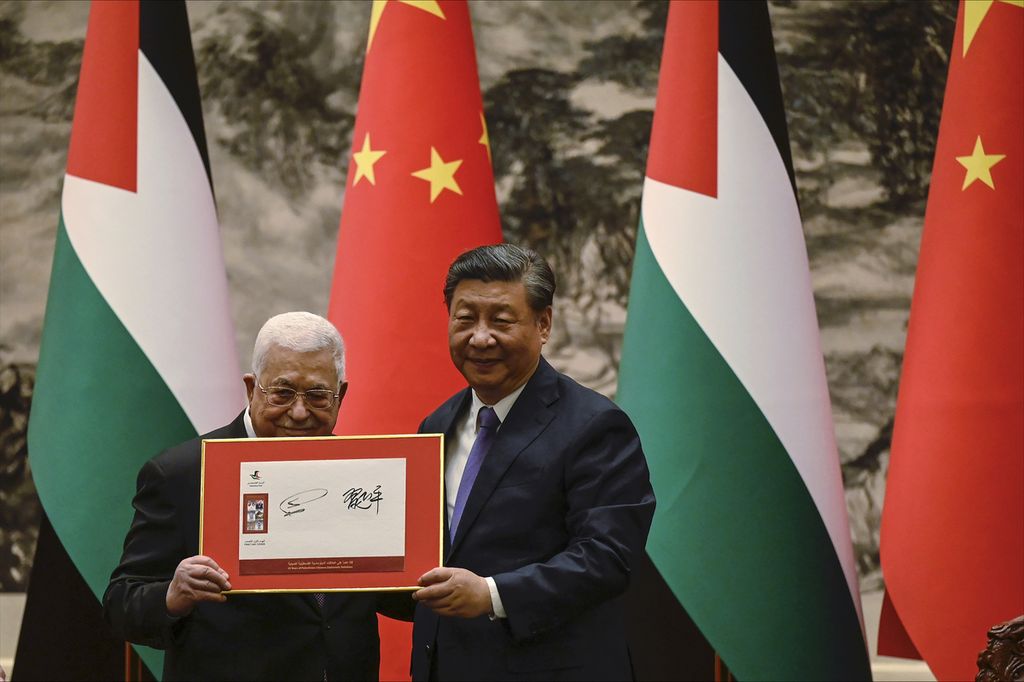 Presiden China Xi Jinping (kanan) dan Presiden Palestina Mahmoud Abbas menghadiri upacara penandatanganan di gedung Balai Agung Rakyat di Beijing, China, Rabu (14/6/2023). 
