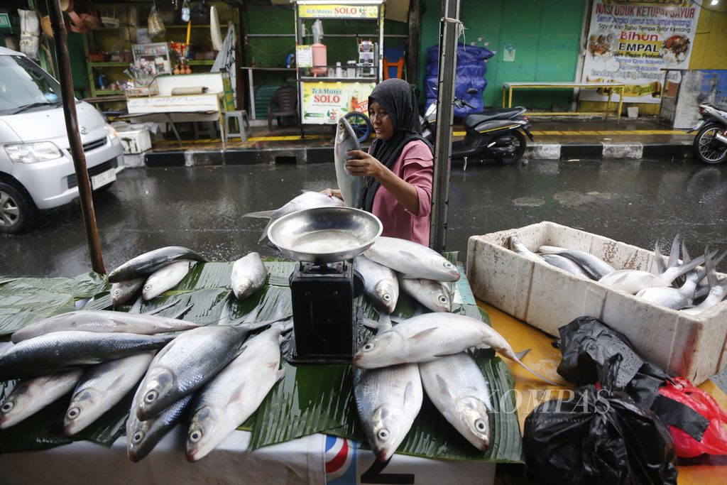 Pedagang bandeng musiman menata dagangannya sembari menunggu pembeli di kawasan Rawa Belong, Jakarta Barat, 6 Februari 2023. 