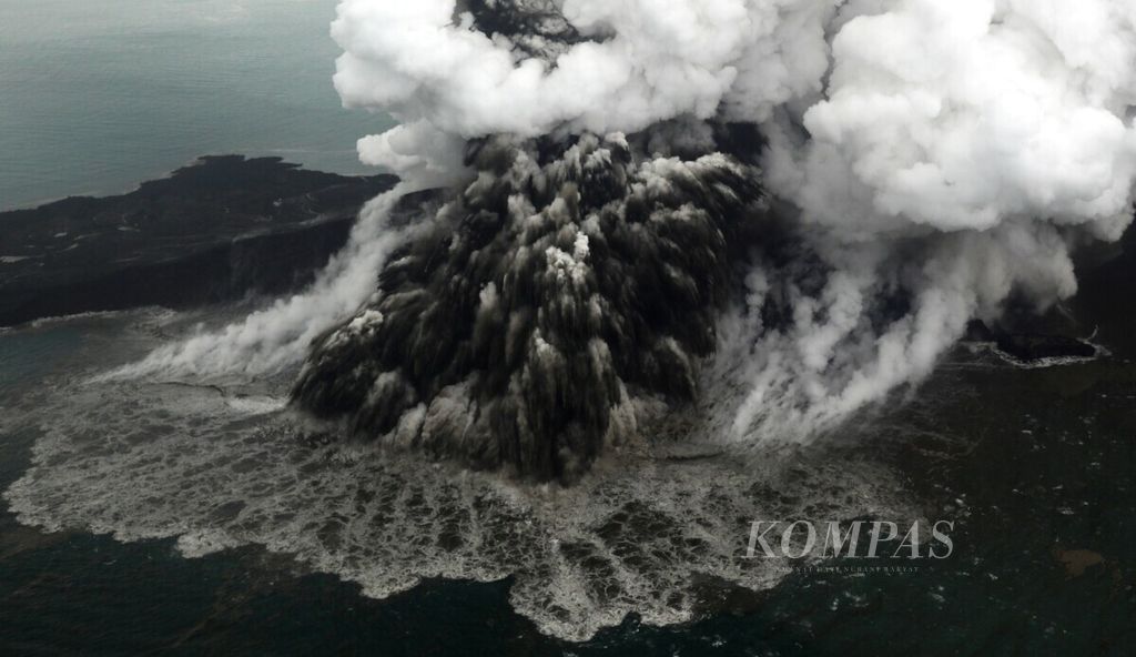 Letusan gunung berapi Gunung Anak Krakatau di Selat Sunda, yang memicu jatuhnya sebagian tubuh gunung, dipantau dari udara, Minggu (23/12/2018). 