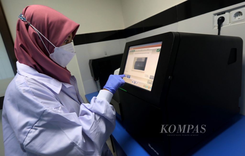 Yarsi University Medical Faculty staff, Cempaka Putih, Jakarta examines patient genetic samples in the laboratory, Friday (13/1/2023). In precision medicine, it is possible for a person to get more sensitive health screening, precise diagnosis, and effective therapy.