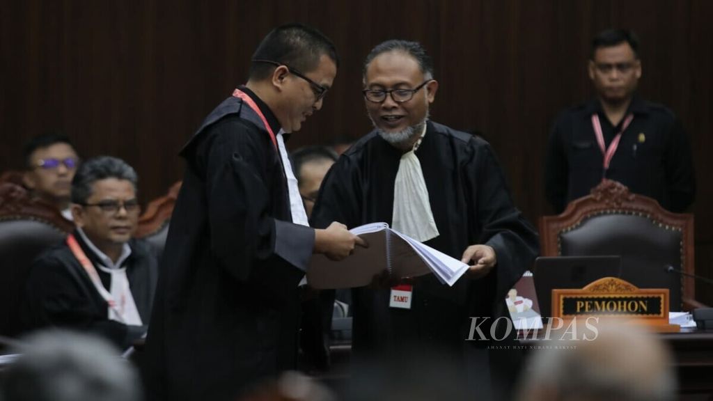 Dua kuasa hukum pasangan capres-cawapres Prabowo Subianto-Sandiaga Uno, Bambang Widjojanto (kanan) dan Denny Indrayana (kiri), dalam sidang perdana gugatan perselisihan hasil pemilihan umum dalam Pemilu Presiden 2019 yang digelar di Gedung MK, Jakarta, pada 14 Juni 2019. 