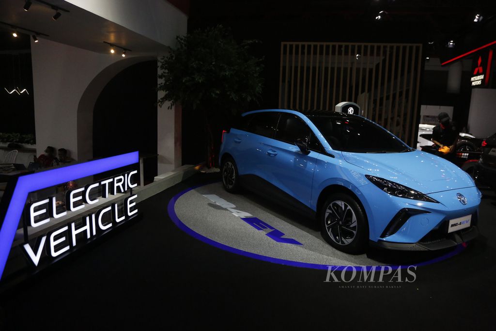 MG meluncurkan mobil listrik MG4 EV dalam ajang Indonesia International Motor Show 2023 di Jakarta International Expo, Kemayoran, Kamis (16/2/2023). Ajang yang memamerkan sekitar 150 merek kendaraan ini akan berlangsung hingga 26 Februari.