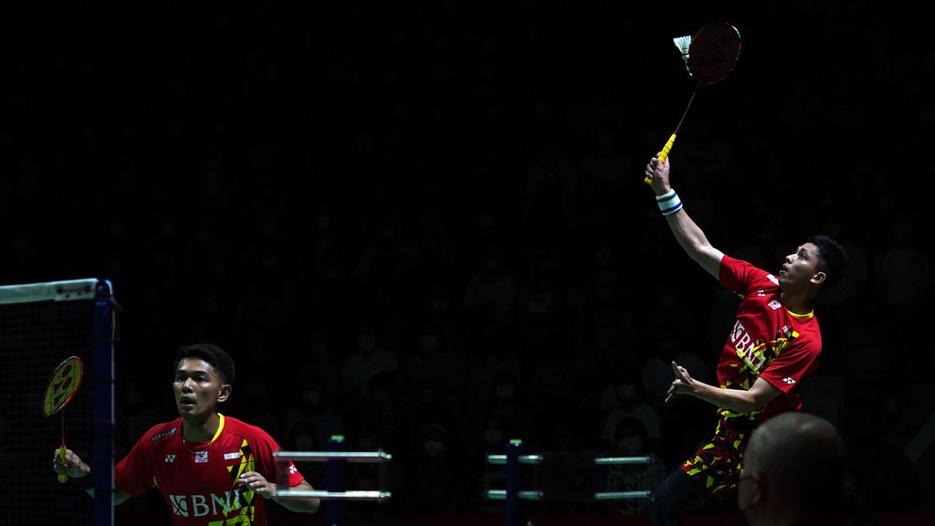 Muhammad Rian Ardianto (kanan) dan Fajar Alfian beraksi melawan ganda putra China, Liang Wei Keng/Wang Chang, pada laga final ganda putra Daihatsu Indonesia Masters 2022 di Istora Gelora Bung Karno, Jakarta, Minggu (12/6/2022).