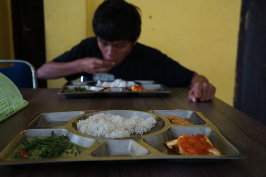 Hasan Ismail (16), anak binaan di Panti Sosial Anak dan Remaja Sulawesi Tenggara, makan siang di kantin panti, September 2020.