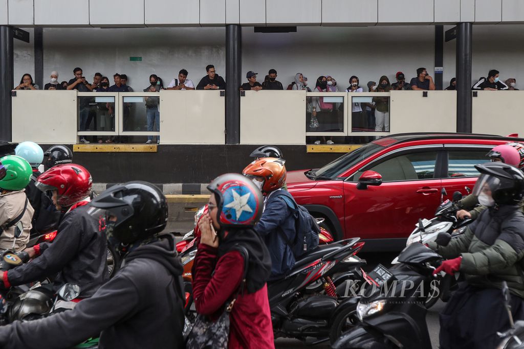 Warga menunggu bus Transjakarta di Halte Transjakarta Pancoran, Jakarta Selatan, Senin (3/6/2024). Badan Pusat Statistik DKI Jakarta dalam datanya mencatat, sepanjang April 2024, jumlah penumpang Transjakarta mencapai 26.901.324 orang. 