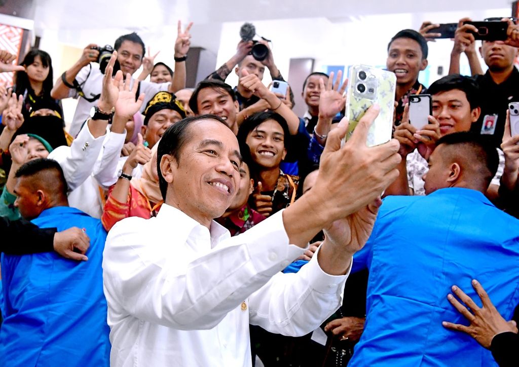 Presiden Joko Widodo secara resmi membuka Kongres Nasional Mahasabha XIII Kesatuan Mahasiswa Hindu Dharma Indonesia (KMHDI) Tahun 2023 yang digelar di Auditorium Universitas Tadulako, Kota Palu, Sulawesi Tengah, Rabu (30/8/2023).
