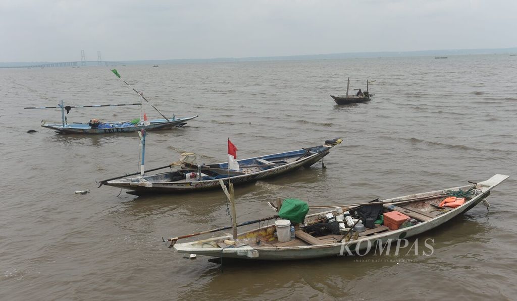 Perahu nelayan ditambatkan di Pantai Kenjeran, Surabaya, Jawa Timur, Rabu (17/1/2024). 