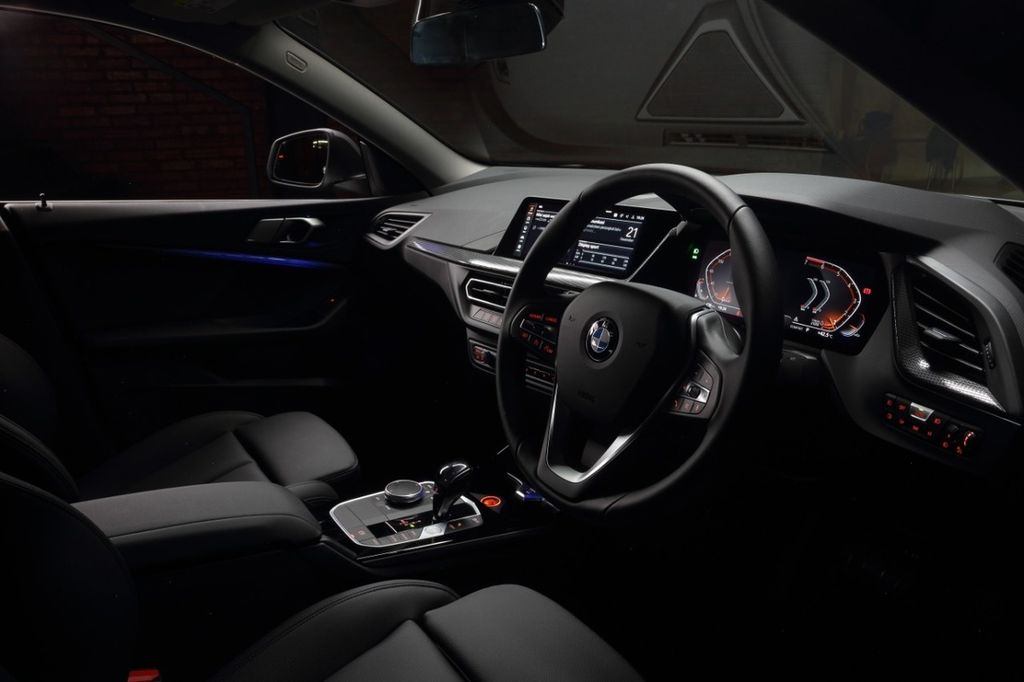 Interior kabin depan BMW 218I Gran Coupe Sport