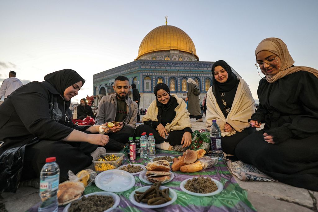 Warga buka bersama di halaman kompleks Masjidil Aqsa pada Kamis (20/4/2023). Muslim Palestina dan sejumlah negara Timur Tengah merayakan Idul Fitri 1444 H pada Jumat, 21 April 2023.