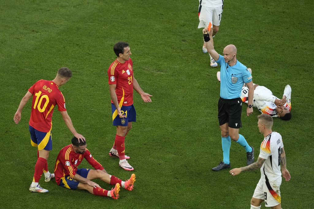 Pemain Spanyol, Dani Carvajal (kedua dari kiri), diganjar kartu merah oleh wasit setelah melanggar pemain Jerman, Jamal Musiala, pada laga perempat final Piala Eropa 2024 di Stuttgart, Jerman, Jumat (5/7/2024). Spanyol menang 2-1 pada laga itu.