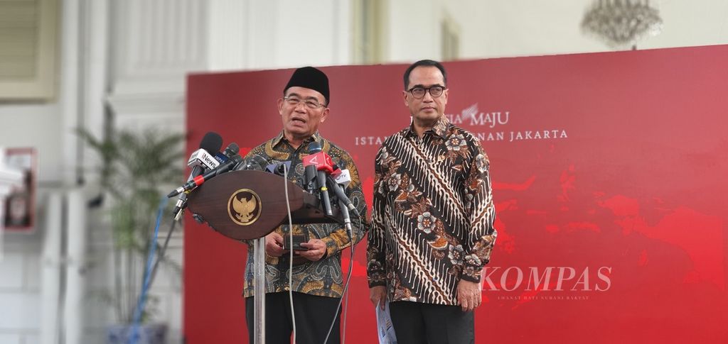 Menteri Koordinator Bidang Pembangunan Manusia dan Kebudayaan Muhadjir Effendy (kiri) dan Menteri Perhubungan Budi Karya Sumadi memberikan keterangan kepada wartawan seusai mengikuti rapat terbatas terkait evaluasi mudik yang dipimpin Presiden Joko Widodo di Istana Merdeka, Jakarta, Senin (6/5/2024).