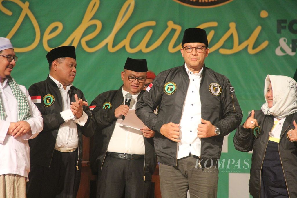 Bakal calon presiden dari Partai Nasdem, Anies Baswedan, memakai jaket sesuai menerima dukungan dari Forum Kabah Membangun, Rabu (16/11/2022), di gedung pertemuan di Kabupaten Sleman, Daerah Istimewa Yogyakarta.