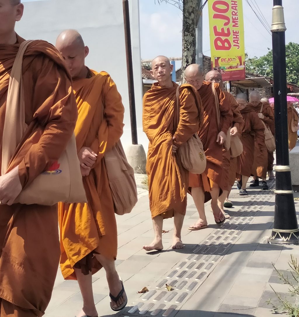 Puluhan biksu dan calon biksu melakukan pradaksina, berjalan kaki dari Candi Pawon untuk beristirahat di Pusdiklat Catra Jinadhammo, di Kecamatan Borobudur, Kabupaten Magelang, Jawa Tengah, Kamis (25/5/2023).