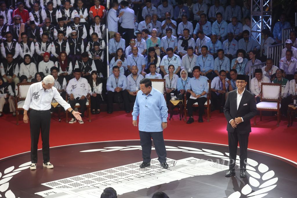 Ketiga calon presiden (kanan ke kiri) Anies Baswedan, Prabowo Subianto, dan Ganjar Pranowo mengikuti debat yang diselenggarakan Komisi Pemilihan Umum (KPU) di kantor KPU, Jakarta, Selasa (12/12/2023). 