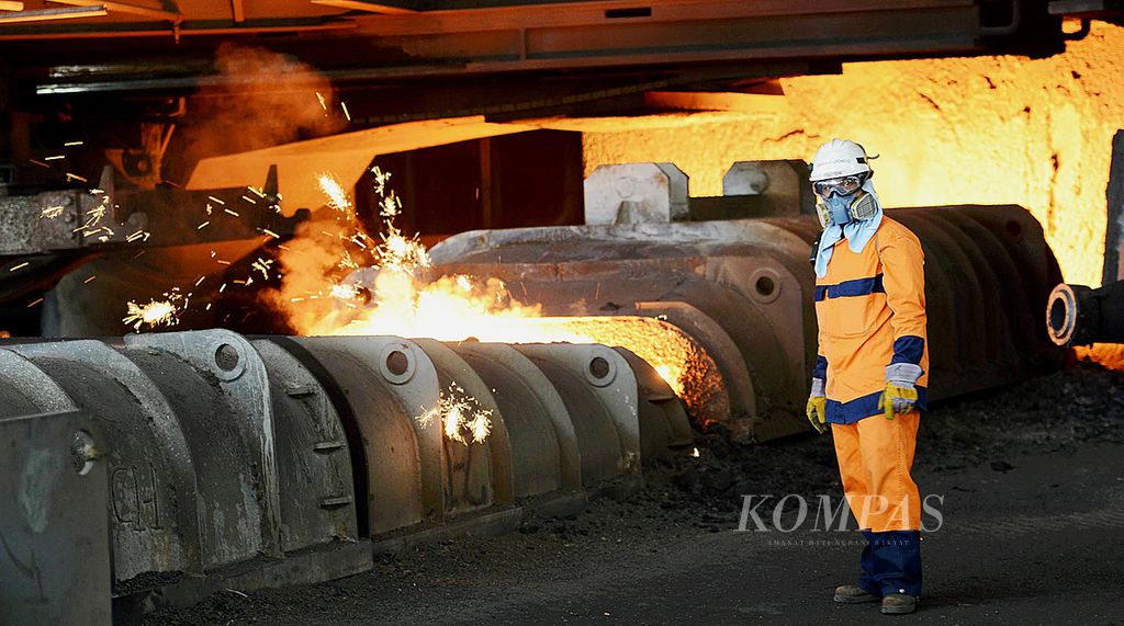 Pekerja mengawasi tungku peleburan logam di fasilitas produksi PT Krakatau Posco di kawasan Industri Krakatau Steel, Cilegon, Banten, beberapa waktu lalu.