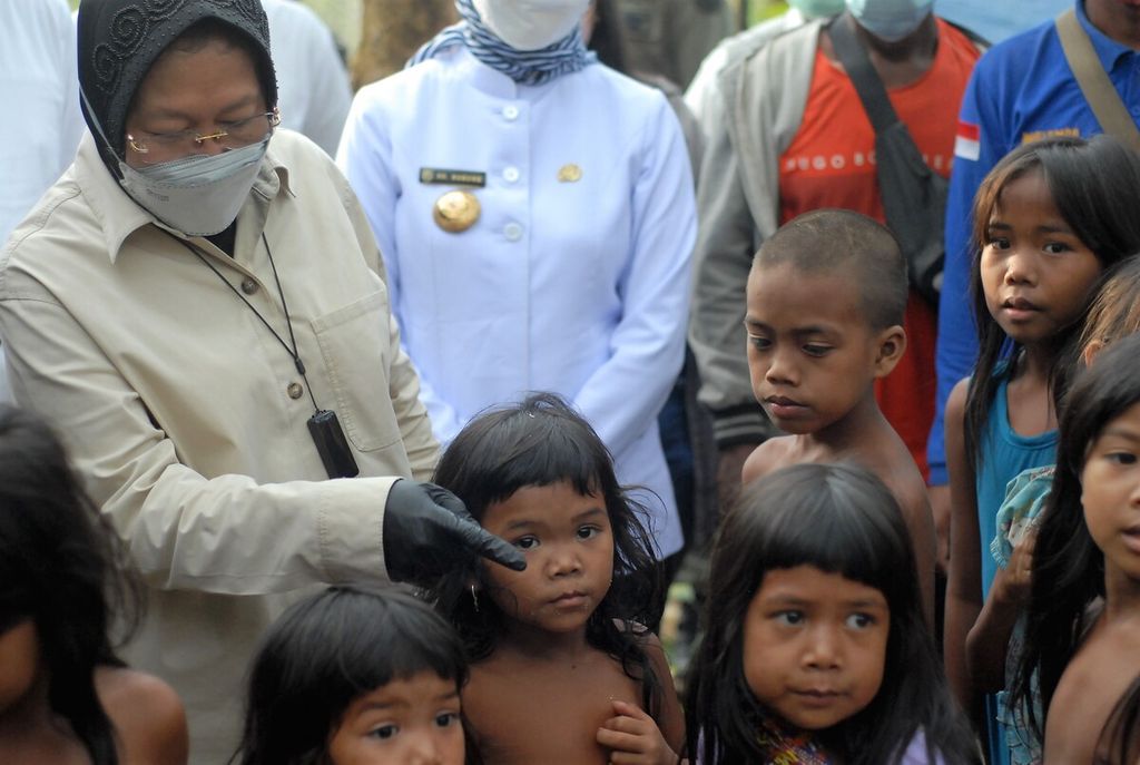 Menteri Sosial Tri Rismaharini berdialog dengan anak-anak komunitas Orang Rimba di wilayah Sungai Terab, Kabupaten Batanghari, Jambi, Rabu (10/3/2021). Selain mengalokasikan lahan kelola bagi komunitas itu, ia pun menawarkan akses internet dan pendidikan bagi anak-anak rimba.