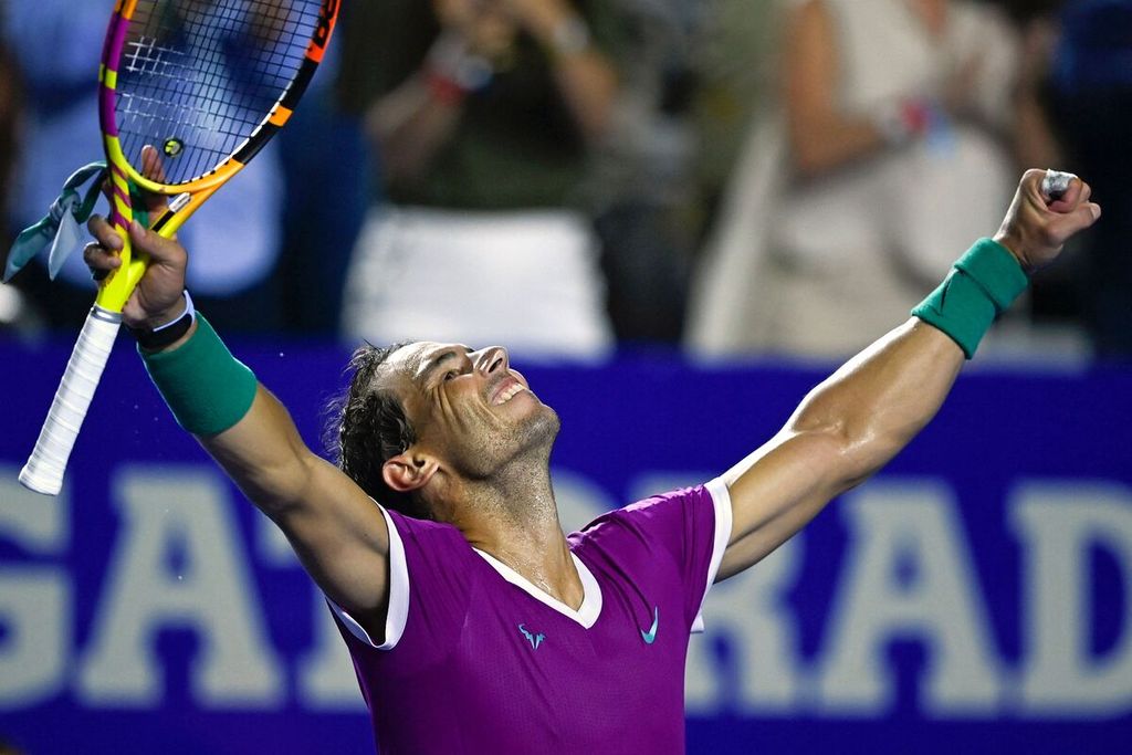 Petenis Spanyol, Rafael Nadal, merayakan kemenangannya atas Daniil Medvedev (Rusia) pada semifinal ATP 500 Acapulco di Arena GNP, Acapulco, Meksiko, 25 Februari 2022. Nadal menjadi satu dari empat petenis yang menguasai posisi nomor satu dunia selama 18 tahun. 