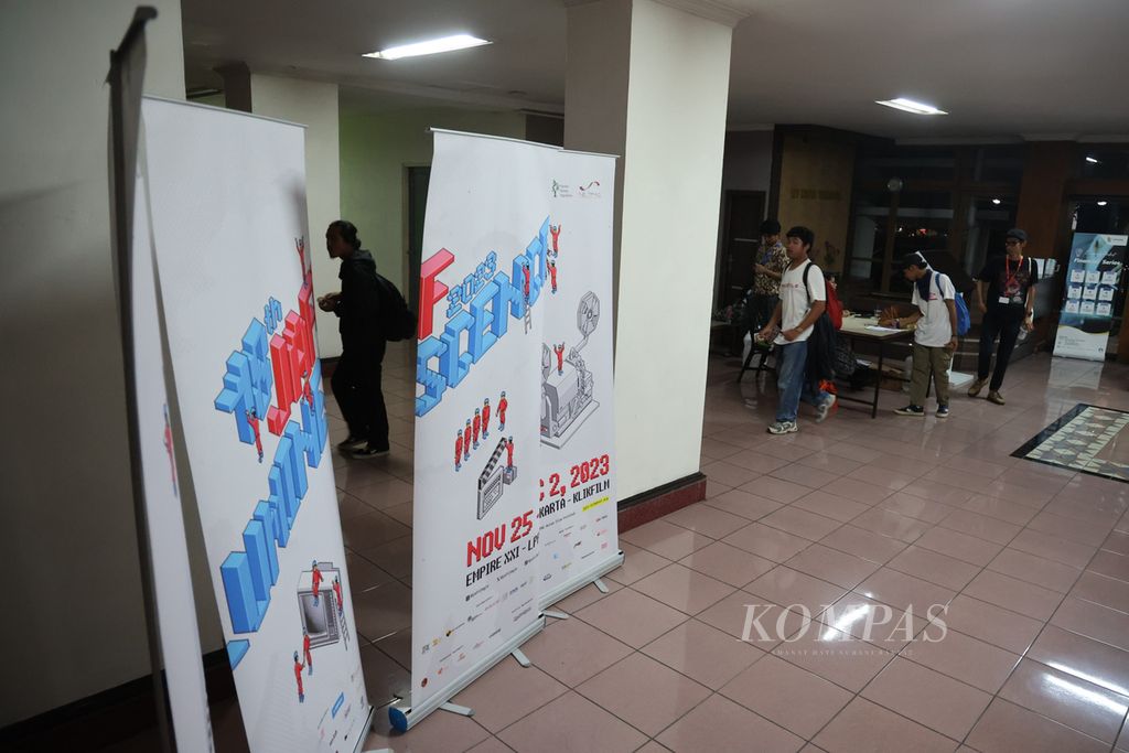 Penggemar film mendatangi acara pemutaran film layar komunitas dalam acara Jogja-Netpac Asian Film Festival (JAFF) di Gedung LPP Yogyakarta, Daerah Istimewa Yogyakarta, Selasa (28/11/2023). JAFF edisi ke-18 yang mengusung tema Luminescene itu berlangsung hingga 2 Desember 2023.