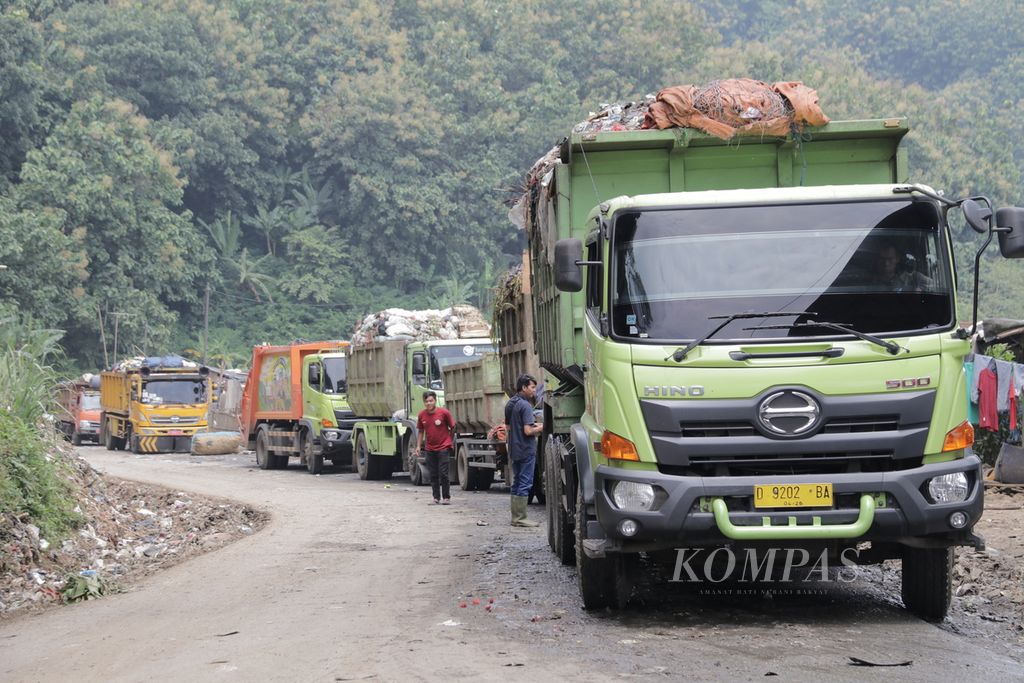 Sejumlah pengendara truk keluar dari kendaraannya saat mengantre di Tempat Pembuangan Akhir Sampah Sarimukti, Kabupaten Bandung Barat, Jawa Barat, Sabtu (19/2/2022).