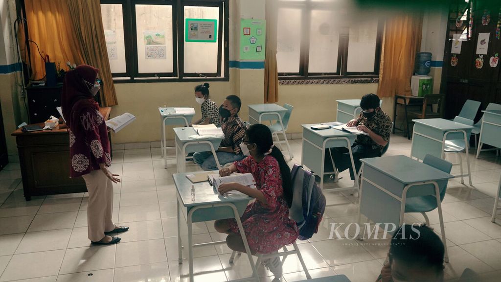 Siswa dan guru mengenakan batik dalam pembelajaran tatap muka (PTM) di SDS Tiara School, Pondok Kelapa, Jakarta Timur, Jumat (1/10/2021). Sebanyak 1.509 sekolah dan madrasah di DKI Jakarta menggelar PTM terbatas campuran tahap II. Seluruh sekolah di Jakarta diharuskan semaksimal mungkin untuk tetap melaksanakan prokes secara ketat, patuh, taat, disiplin dan bertanggung jawab. KOMPAS/AGUS SUSANTO (AGS) 1-10-2021