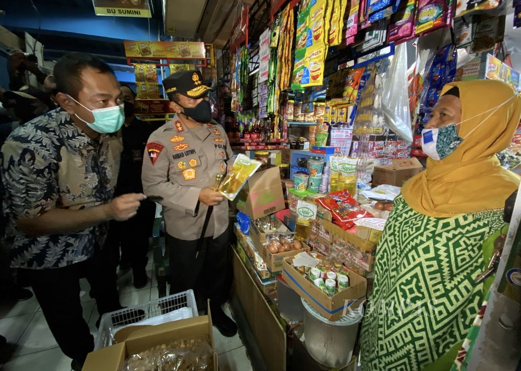 Pedagang berbincang dengan anggota Satgas Pangan Jawa Tengah di Pasar Bulu, Kota Semarang, Jateng, Selasa (29/3/2022).