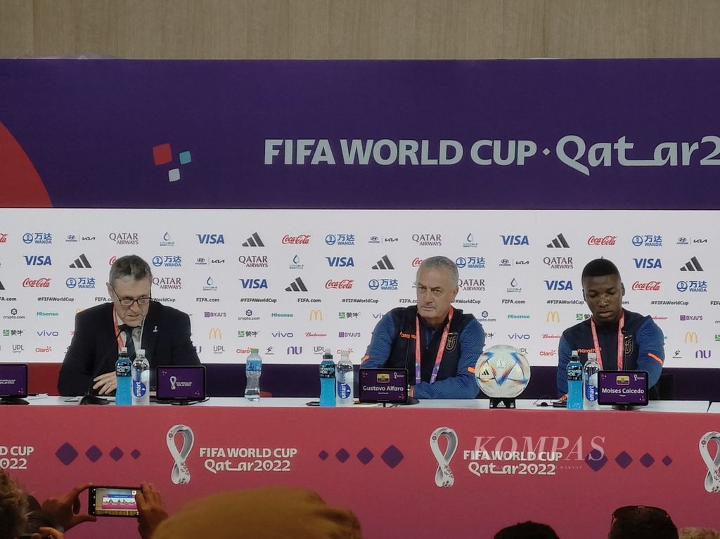 Gelandang tim nasional Ekuador Moises Caicedo (kanan) bersama Pelatih Ekuador Gustavo Alvaro (tengah) menyimak pertanyaan media dalam konferensi pers jelang laga pembuka Piala Dunia 2022 melawan Qatar, di Doha, Qatar, Sabtu (19/11/2022).